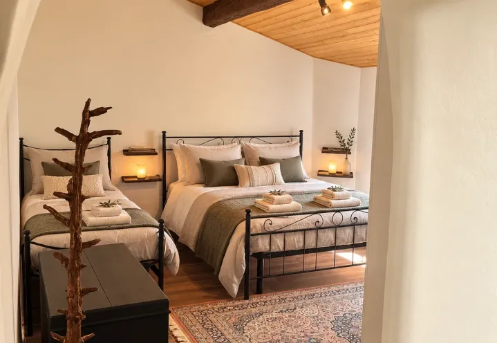 Elisir room: double bed and single bed with iron headboards
