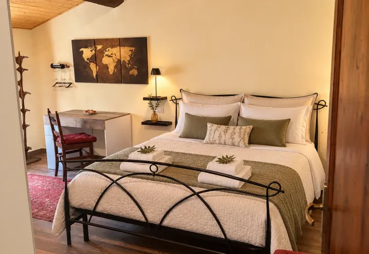 Delice room: iron double bed and desk