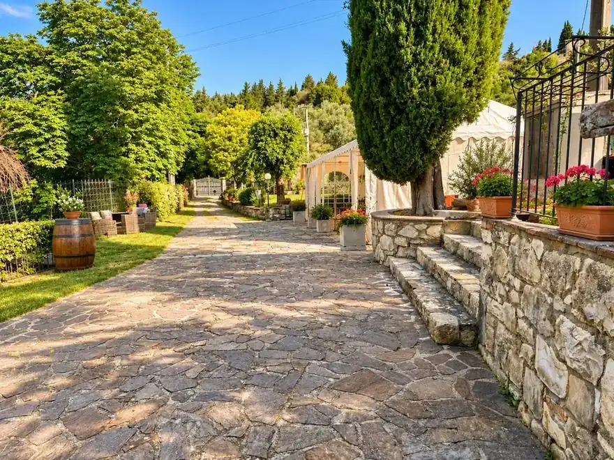 Il giardino panoramico tra gli ulivi di Agriturismo Tassinaia